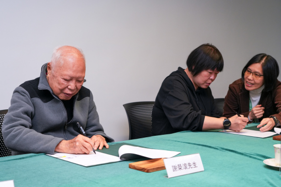 Mr. Tse Wing Kwon and another family member of Mr Chan Kwan Po sign an agreement to donate the manuscripts to HKUL